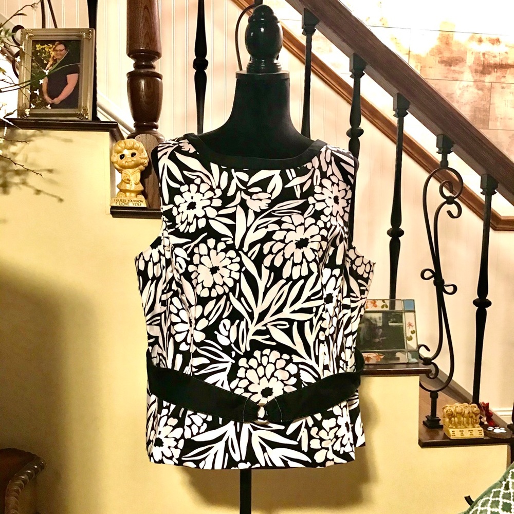 228.  DORBY B&W COTTON BELTED TOP size 18
